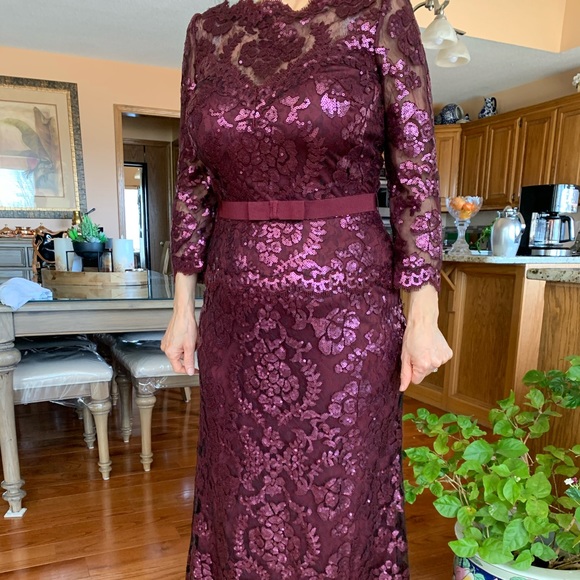 Long sleeve lace gown - Picture 2 of 6
